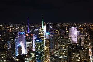 vista nocturna de ciudad de nueva york - obrazy, fototapety, plakaty