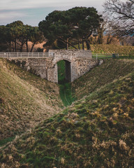 Obraz premium old bridge over barren river