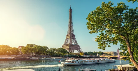 Fototapeten Der Eiffelturm in Paris von einer winzigen Straße aus © AA+W