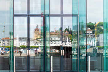 Stadt Luzern im Kongresshaus gespiegelt; Schweiz, Europa