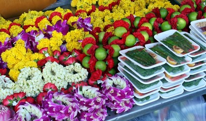 Venta de ofrendas florales para Buda en un puesto callejero de Bangkok, Tailandia.
