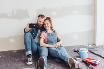 verliebtes paar macht ein selfie auf der baustelle