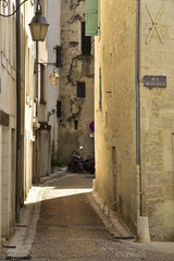 Impasse et ruelle sombres entre les vieux murs dans la quartier médiéval de Périgueux en Dordogne