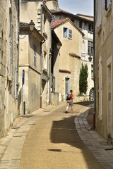 Rue ou ruelle typique en pente récemment restaurée entre les vieux murs du centre historique de Périgueux en Dordogne