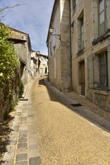 Fototapeta na wymiar Rue ou ruelle typique en pente récemment restaurée entre les vieux murs du centre historique de Périgueux en Dordogne