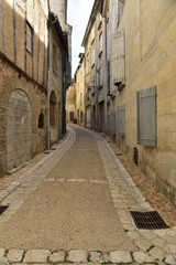 Rue ou ruelle typique en pente récemment restaurée entre les vieux murs du centre historique de Périgueux en Dordogne