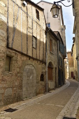 Fototapeta na wymiar Impasse et ruelle sombres entre les vieux murs dans la quartier médiéval de Périgueux en Dordogne