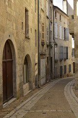 Fototapeta na wymiar Impasse et ruelle sombres entre les vieux murs dans la quartier médiéval de Périgueux en Dordogne