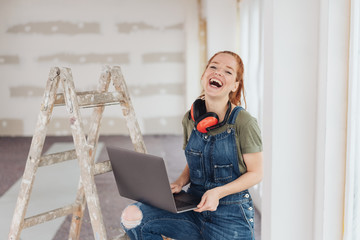 frau mit laptop auf der baustelle