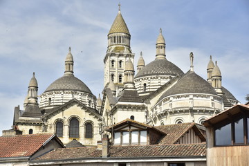 Fototapeta na wymiar Dômes et pinacles de l'imposante cathédrale Saint-Front à Périgueux en Dordogne