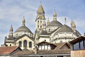 Obraz premium Dômes et pinacles de l'imposante cathédrale Saint-Front à Périgueux en Dordogne