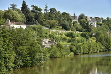 Fototapeta na wymiar La végétation luxuriante en été le long de l'Isle en amont du centre historique de Périgueux en Dordogne