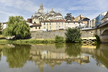Fototapeta na wymiar L'imposante cathédrale Saint-Front émergeant des arbres et des maisons sur la rive d'en face de l'Isle à Périgueux 
