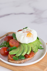 tostada aguacate y huevo