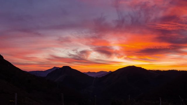 Timelapse lever de soleil pyren&eacute;es pays basque