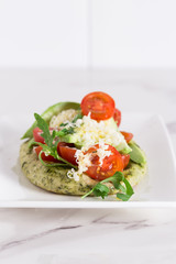 tostada de pan con aguacate  tomate y queso