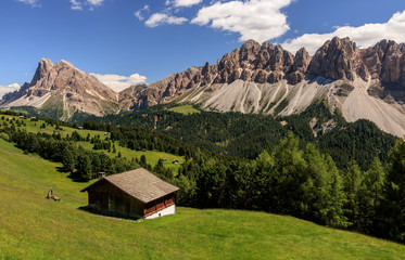 Fototapeta na wymiar Hütte vor der Geislergruppe in den Dolomiten / mountain hut in the Italian dolomites (Gruppo delle Odle)