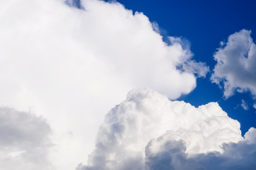 Obraz premium Blue sky background with detail clouds with shadow