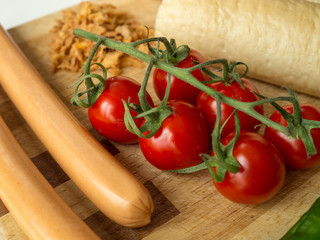 Domowe hot dogi leżące na białym tle