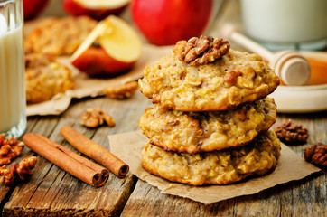 apples oats cinnamon cookies on a wood background