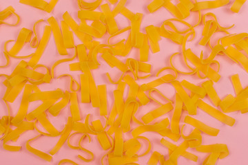 Obraz premium Pasta noodles on a pink background