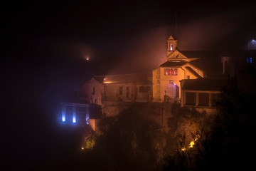 Ciudad de Toledo en la niebla (España)