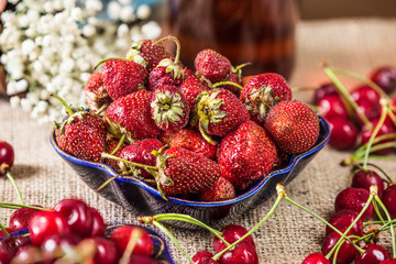 Strawberries in a dark plate © rescuero
