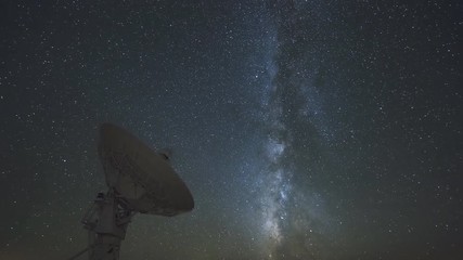the radio telescope scans the night starry sky. (time-lapse)
