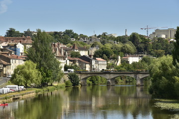 Fototapeta na wymiar L'Isle et le pont de Barris dans la vallée verdoyante urbanisée à Périgueux en Dordogne