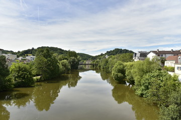 Fototapeta na wymiar L'Isle avec ses reflets vers le pont métallique dans une vallée verdoyante en aval du centre historique de Périgueux en Dordogne