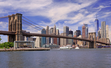 Fototapeta premium Skyline of downtown New York, Brooklyn Bridge and Manhattan, USA