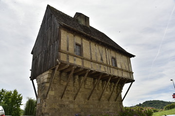 Le grenier en colombage construit en encorbellement sur un vestige des fortifications de Périgueux...