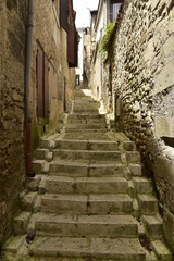 Fototapeta na wymiar Ruelle avec escaliers entre les vieux murs du quartier médiéval de Périgueux en Dordogne