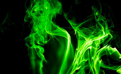 Obraz premium Green smoke on black background