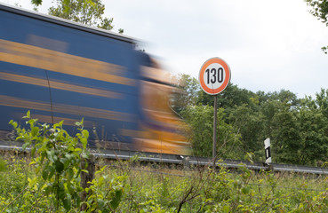 Tempo 130, Straßenschild mit LKW, Autobahn
