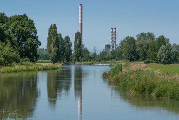 Obraz premium canale d'acqua per irrigazione agricola