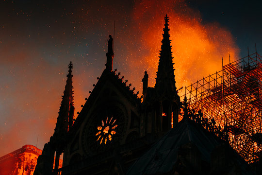 notre dame de paris incendi&eacute;