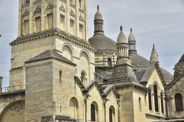 Fototapeta na wymiar Dômes et pinacles de l'imposante cathédrale Saint-Front à Périgueux en Dordogne