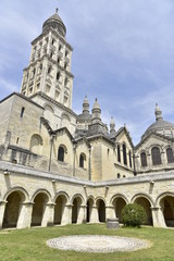 Fototapeta na wymiar Le cloître de la cathédrale Saint-Front à Périgueux en Dordogne