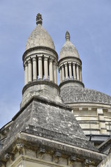 D&ocirc;mes et pinacles de l'imposante cath&eacute;drale Saint-Front &agrave; P&eacute;rigueux en Dordogne