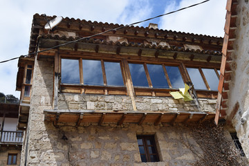 Balcón de madera de una casa medieval.