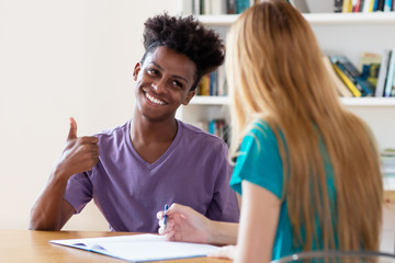 Afrikanischer Flüchtling spricht perfekt deutsch