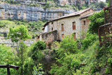 Fototapeta na wymiar Calles y casas de un pueblo rústico en una montaña.
