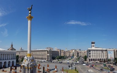 Fototapeta na wymiar street Khreshchatyk and Independence Square in Kiev