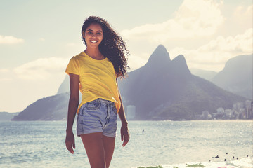 Junge Brasilianerin am Strand in Rio de Janeiro