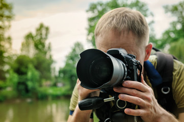 Obraz premium The photographer is focusing.