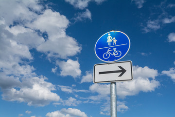 Fußgänger Weg Fahradweg - verkehrsschild vor blauem Himmel