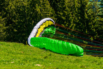 Ein Fallschirmspringer bereitet sich auf seinen Flug vor 