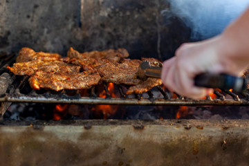 grill - karkówka, przewracanie karkówki na grillu