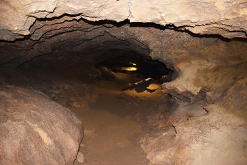 Interior de una cueva con luces en una montaña.